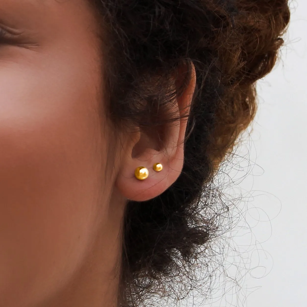 Dots 3mm Gold Earring